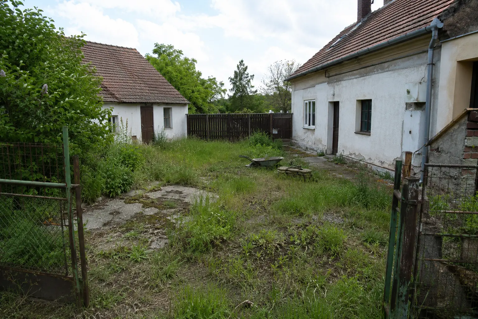Zarostlý dvůr před plánovanou úpravou